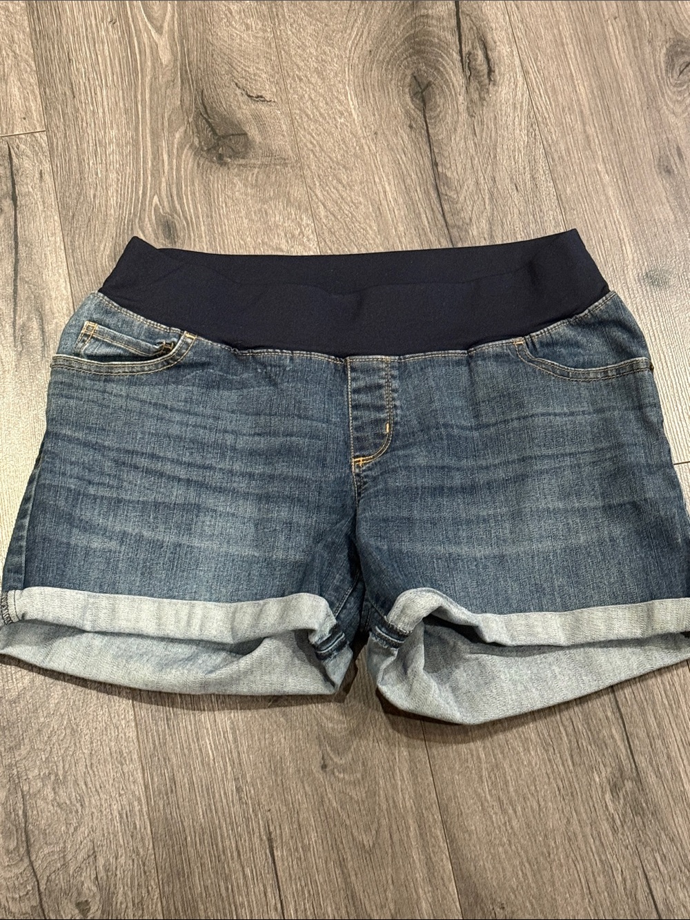 🧡Maternity Denim Roll-Cuff Shorts in Dark Blue with Navy Waistband Liz Lange